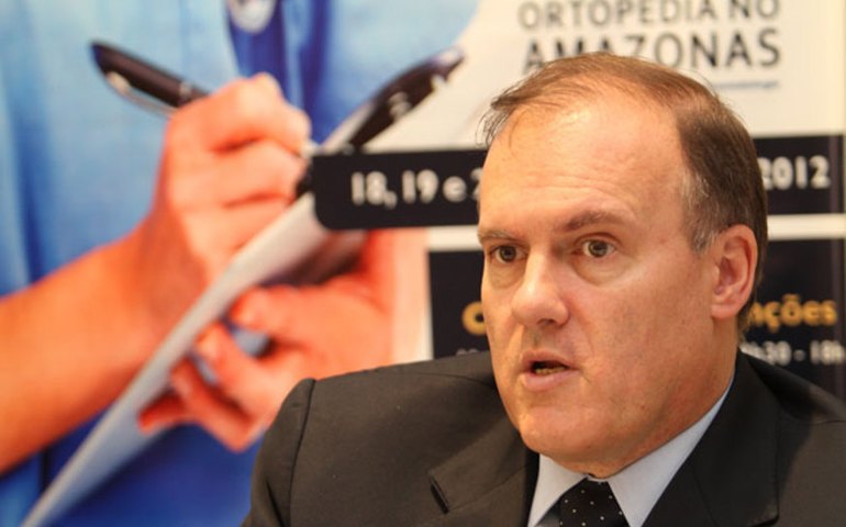 Diretor médico da Fifa diz que partidas não devem ser jogadas até setembro