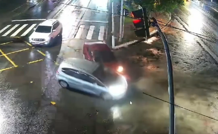 Conversão irregular causa acidente na Avenida Fernandes Lima, em Maceió