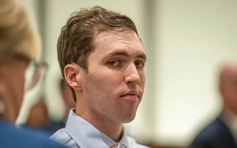 Réu no caso do assassinato de Charlie Kirk pede ao juiz que desqualifique os promotores