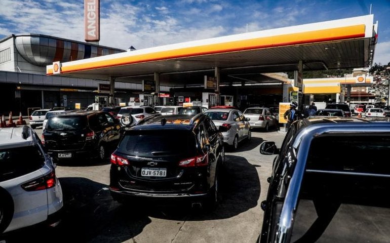 Após bloqueios de caminhoneiros, Brasília registra filas em postos de gasolina