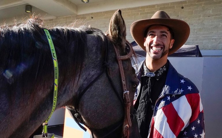 Ricciardo surpreende e chega montado em cavalo no paddock do GP dos EUA