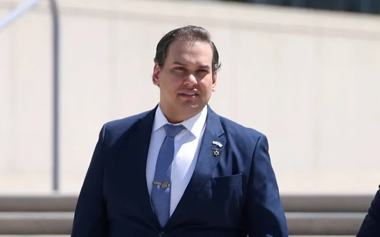 Ex-deputado George Santos deve se declarar culpado de fraude para evitar julgamento nos EUA