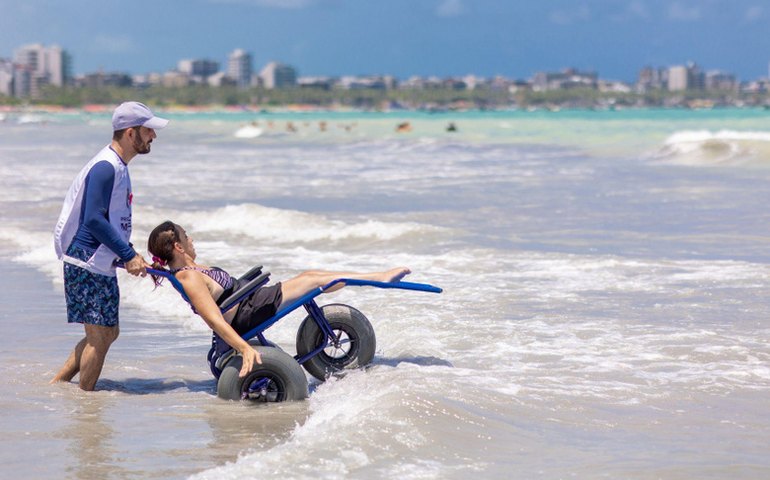 Cadeiras anfíbias do Projeto Praia Acessível estarão disponíveis diariamente na orla de Pajuçara