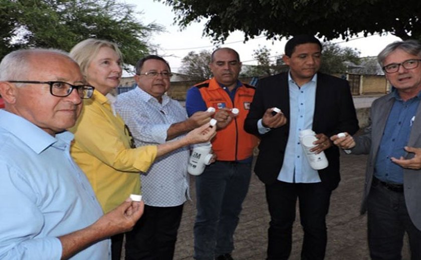 Casal doa pastilhas de cloro à Prefeitura de Palmeira para tratar água de cisternas