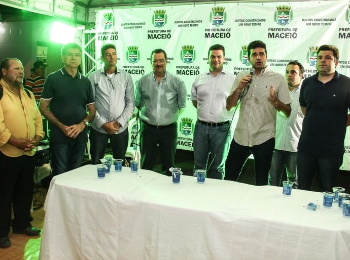 Rui Palmeira entrega ruas pavimentadas no Ouro Preto