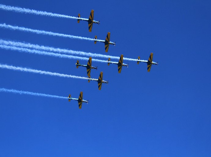 Esquadrilha da Fumaça dá show no céu de Maceió