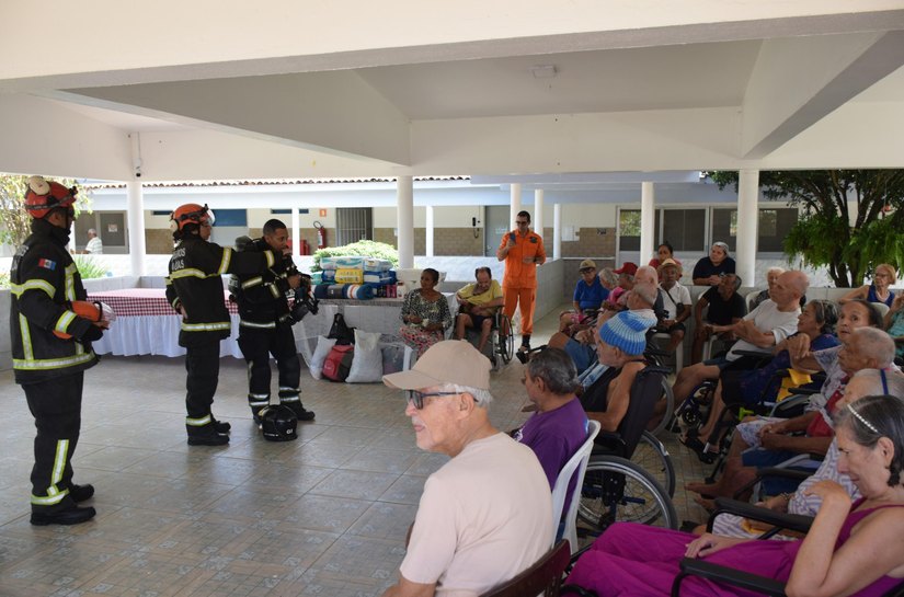 Corpo de Bombeiros promove ação solidária em casa de repouso para idosos
