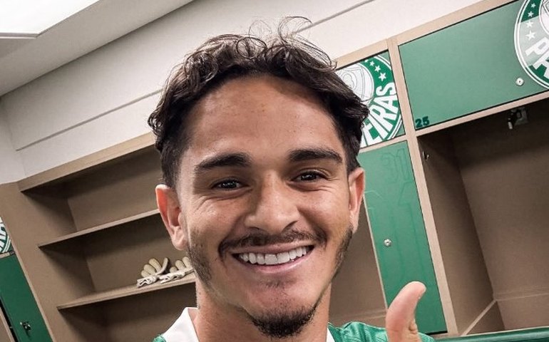 Khellven celebra chegada ao Palmeiras: 'Voltei a um gigante e estou ansioso para estrear'