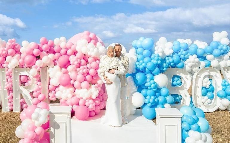 Influenciadora faz chá revelação com aviões e recebe críticas; veja vídeo