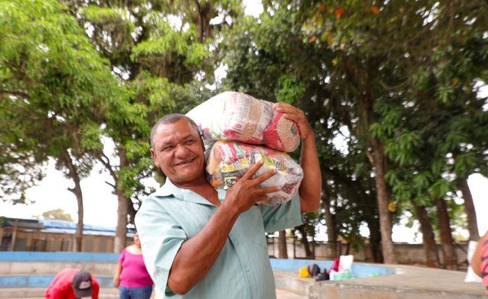 Morador participa da distribuição de cestas de alimentos na cidade