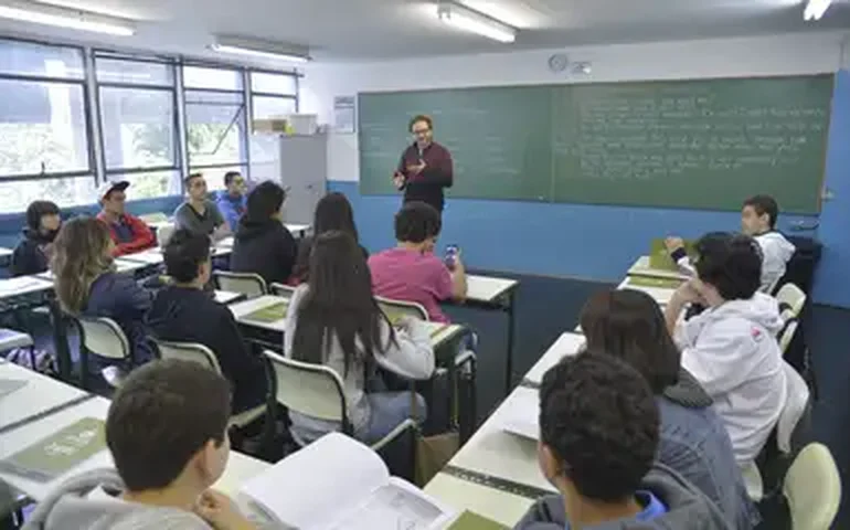 Ano letivo começa sem celulares na sala