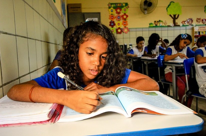 Estudantes participam de concurso de redação da Esmal