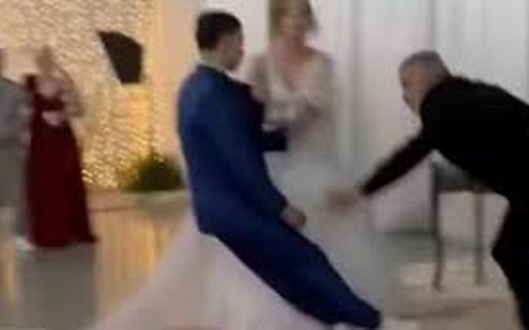Noivo desmaia e cai do altar durante cerimônia em SC e vídeo viraliza
