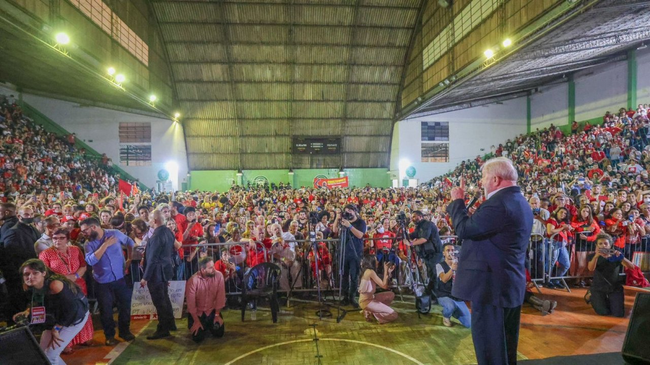 “Parem de tentar privatizar nossas empresas públicas”, diz Lula