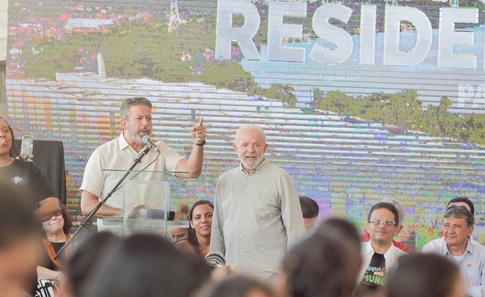 Lira e Lula durante evento de entrega de apartamentos em Maceió