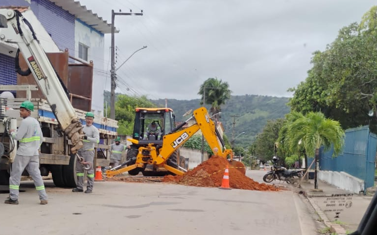 Prefeita assina decreto, mas Águas do Sertão continua cavando: quem é que manda em Palmeira dos Índios?