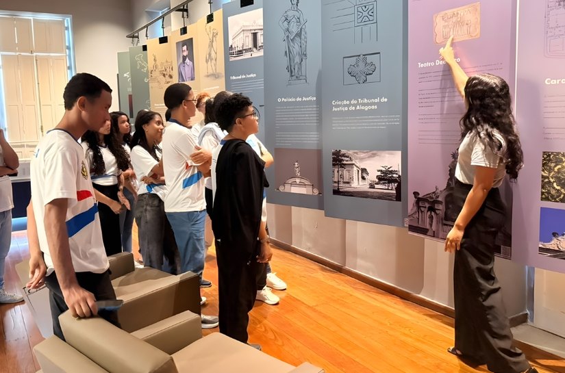 Cidadania e Justiça na Escola leva 24 estudantes ao CCM para visita guiada