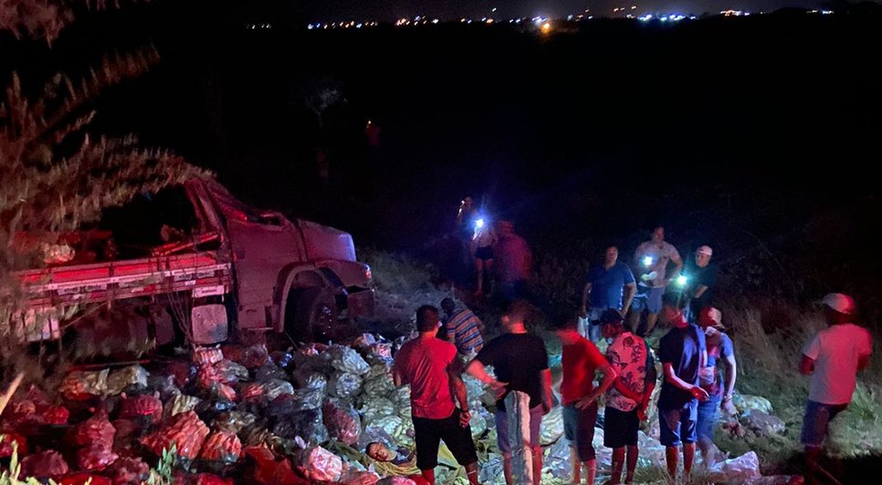 Passageiro é arremessado de caminhão e morre atropelado em Campo do Brito