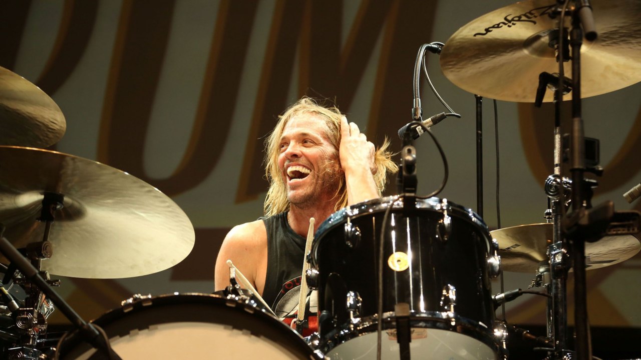 Filho de Taylor Hawkins toca música do Foo Fighters em homenagem ao pai