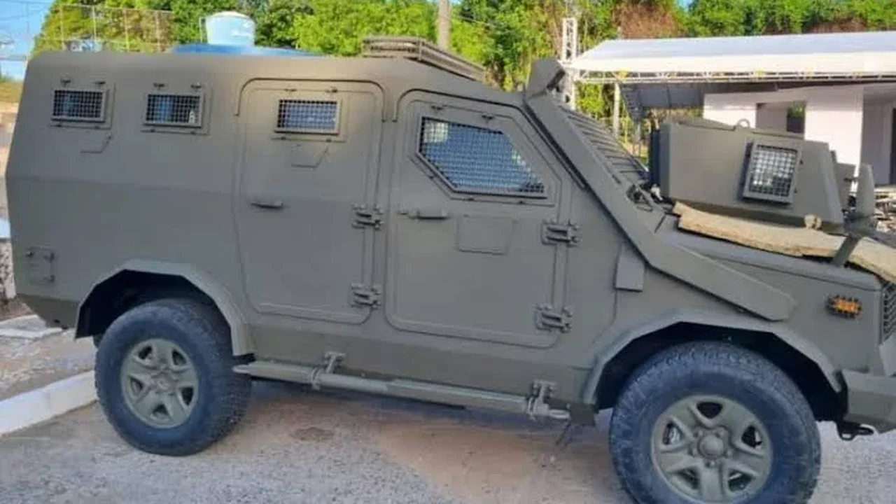 Carro usado como 'caveirão do tráfico' se envolve em acidente na Penha Circular