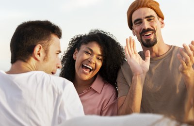 Dia do Amigo: vínculos afetivos reduzem o estresse e protegem a saúde mental