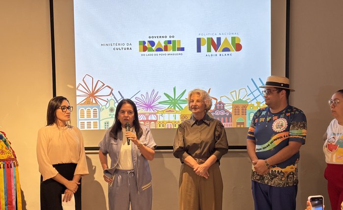 A prefeita Fátima Rezende ao lado da deputada Fátima Canuto durante lançamento do Focuarte