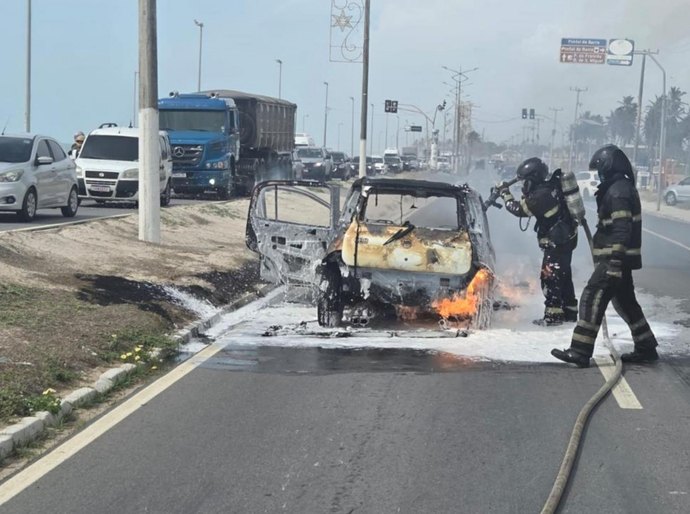 Bombeiros combatem incêndio em veículo no Pontal da Barra