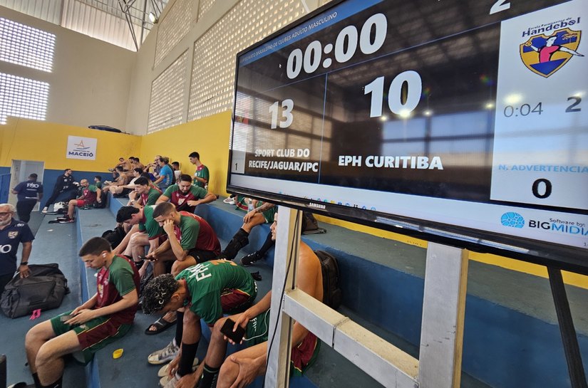 Competição reúne mais de 350 pessoas no Ginásio Arivaldo Maia