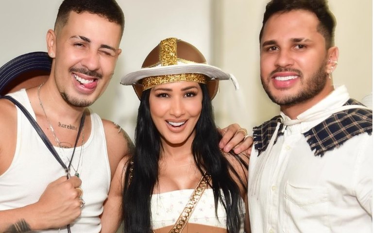 Simaria se apresenta sozinha em um palco após romper com a irmã, Simone