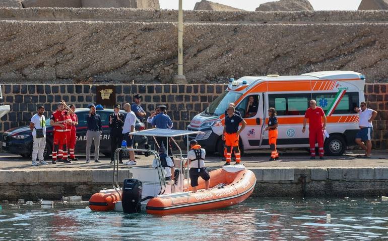 Na Itália, equipes de resgate buscam seis passageiros desaparecidos em naufrágio de iate