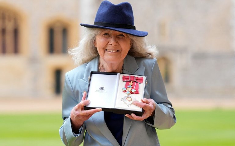 Morre Jilly Cooper, autora de 'Rivais', aos 88 anos