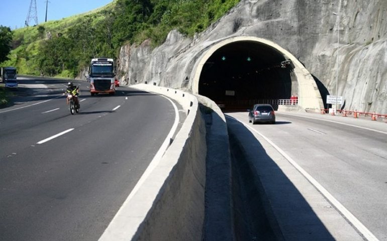 Falta de ventilação adequada, telefones de emergência e pistas de recuo são frequentes em túneis do Rio