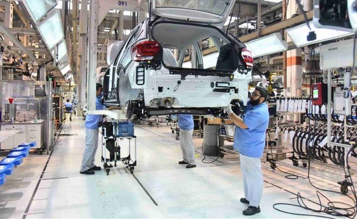 Sem peças, montadoras priorizam carros caros