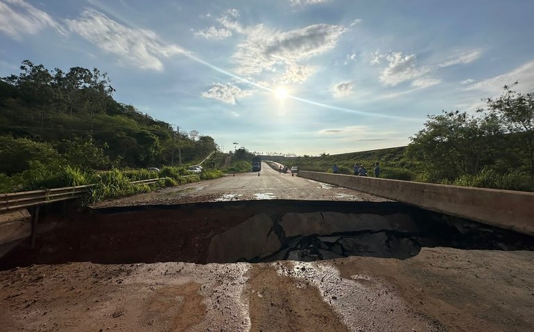 Cabeceira de ponte cede durante a madrugada e interdita BR-101, na altura de Teotônio Vilela
