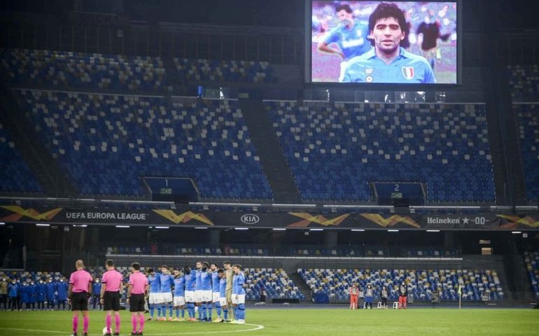 Prefeitura oficializa e estádio do Napoli agora se chama Diego Armando Maradona