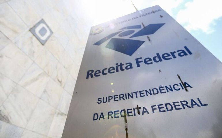 Depois da PF, Lula deve mudar superintendentes da Receita