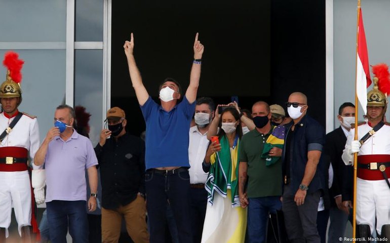 Bolsonaro leva ministros a manifestação pró-governo