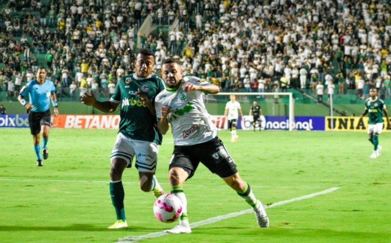 América-MG fica em vantagem duas vezes, mas cede empate ao Goiás nos acréscimos