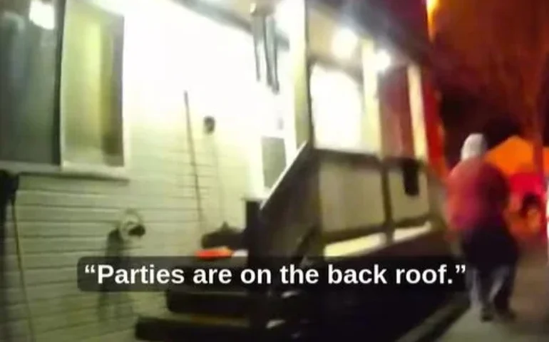 Polícia resgata 5 pessoas presas no telhado durante incêndio em casa