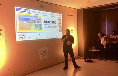 Humorista apresenta atrativos de Maceió em convenção de turismo 