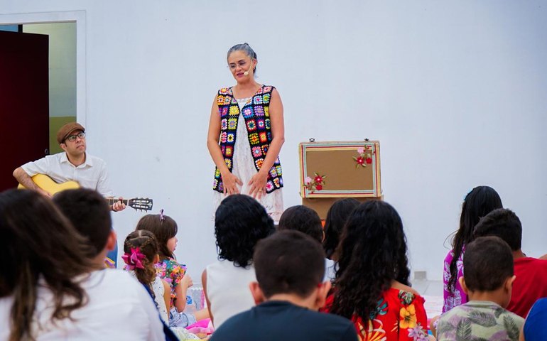 Crianças viajam no universo da leitura com ação especial em alusão ao Dia Nacional do Livro Infantil