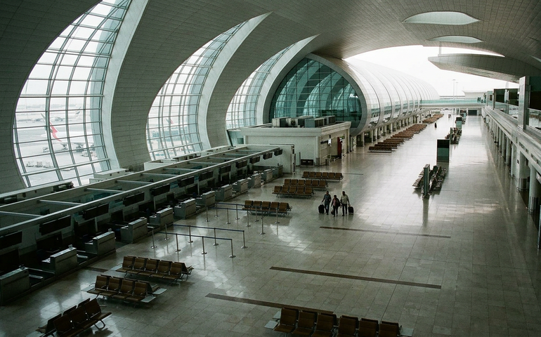 Aeroporto de Dubai, um dos mais movimentados do mundo, esvazia com ataques no Oriente Médio