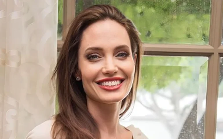 Angelina Jolie diz que EUA vivem 'tempos difíceis': 'Não reconheço meu país'