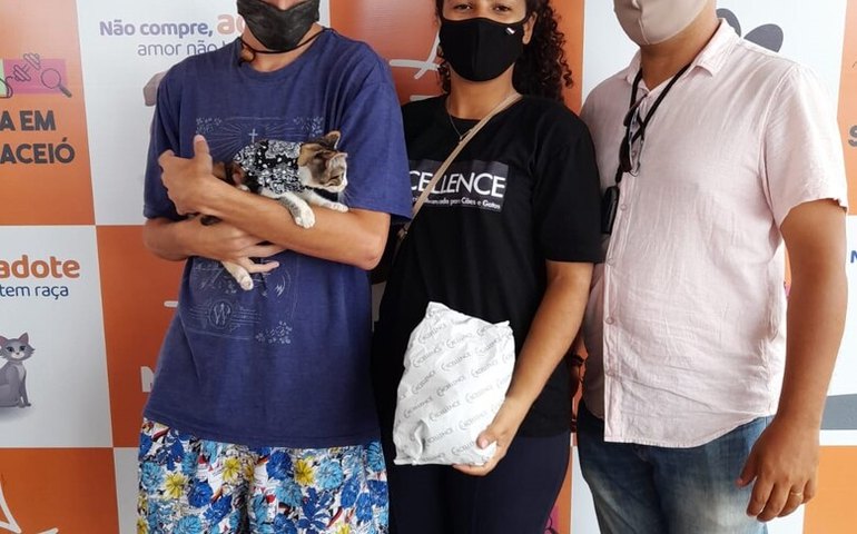 Feira de adoção garante novo lar para cães e gatos em Maceió toda semana