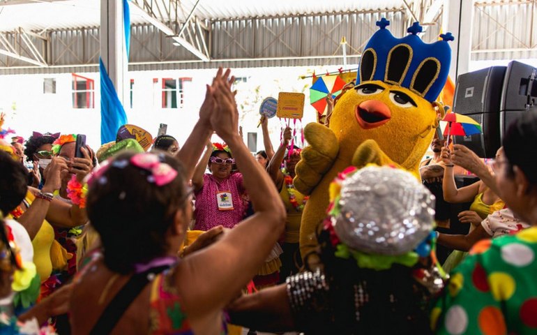 Com muito frevo e animação idosos de Maceió aproveitam prévia carnavalesca