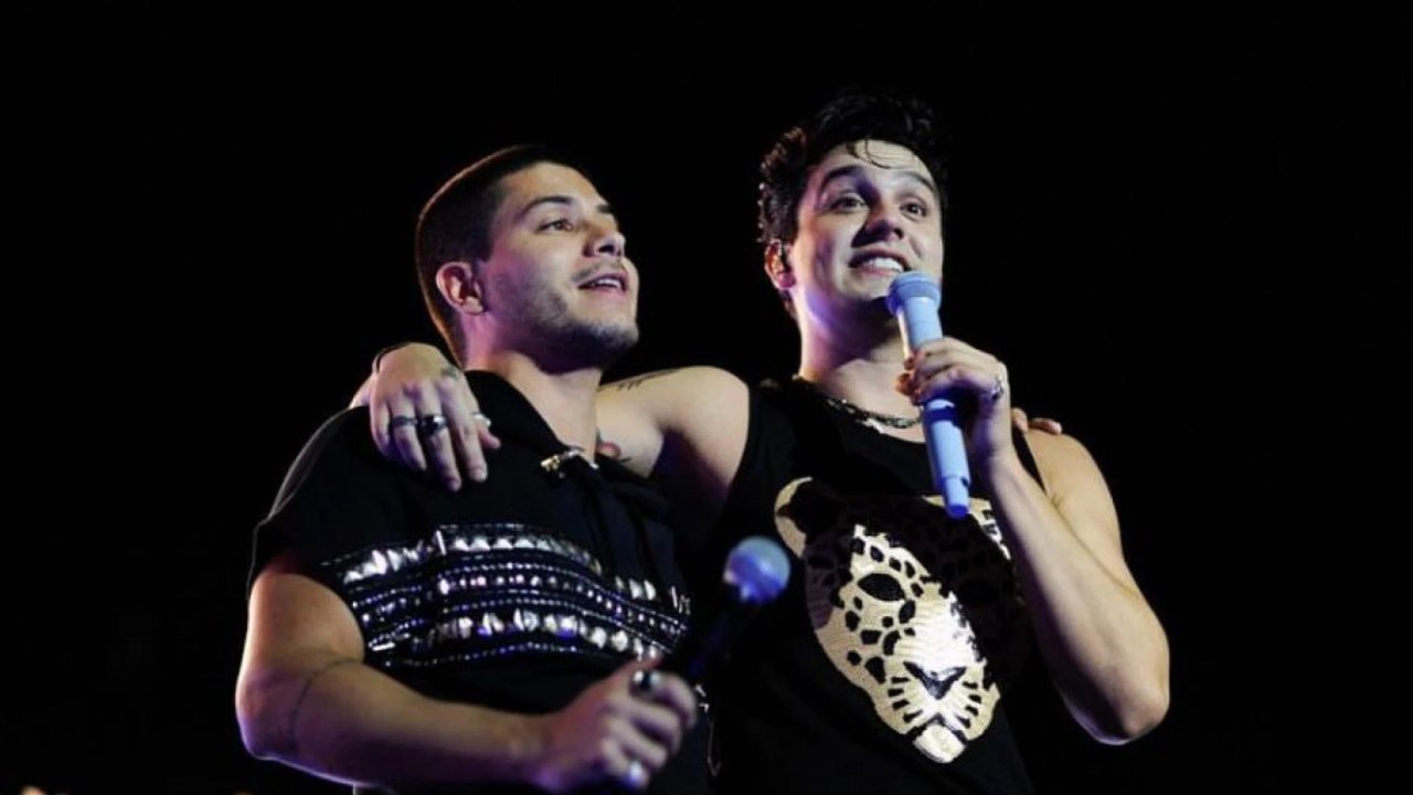 Luan Santana e Arthur Aguiar cantam juntos durante show em Campo Grande