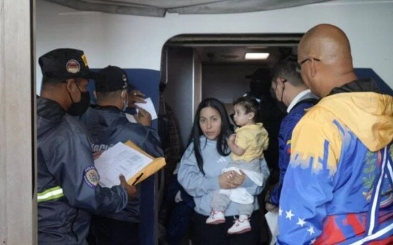 Maduro envia carta a Papa sobre 'sequestro' de crianças nos EUA