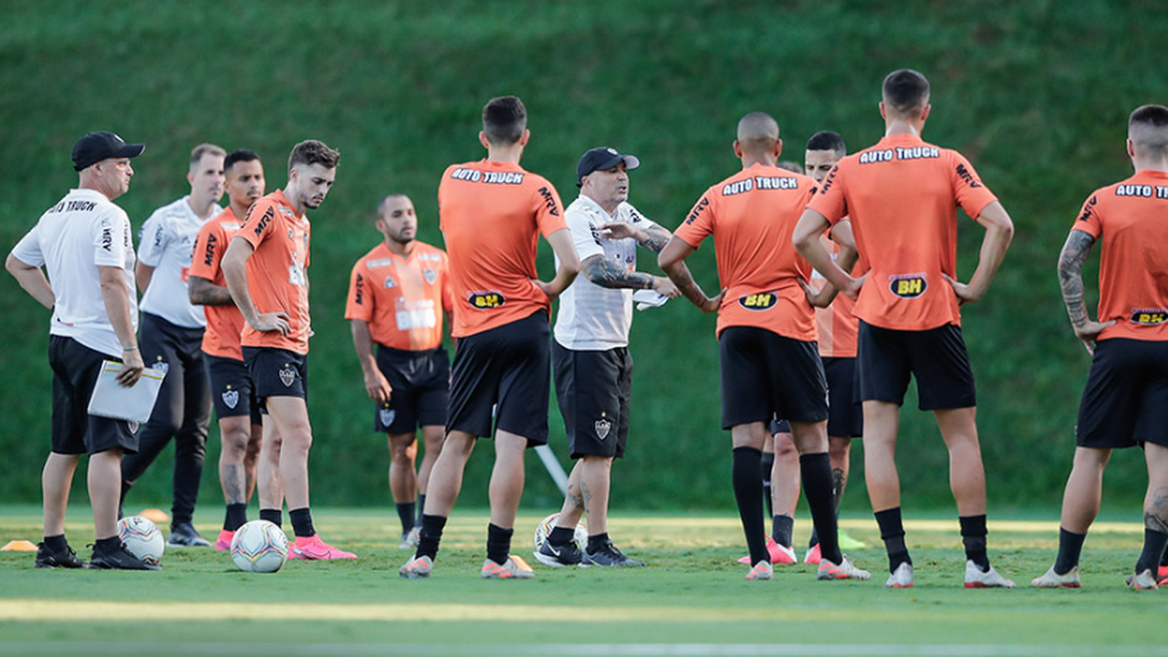 Jogadores e comissão técnica do Atlético-MG fazem testes para covid-19