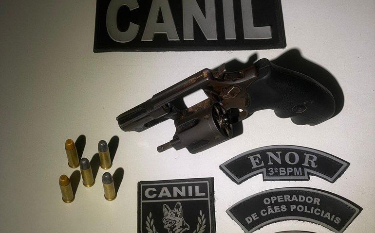 PM detém suspeitos e apreende arma e drogas em Arapiraca