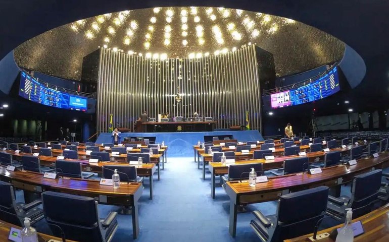 Senado aprova projeto que pode reduzir penas de Bolsonaro e condenados do 8 de janeiro